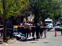 una mujer perseguia a dos motochorros y murio al chocar contra un poste una mujer perseguia a dos motochorros y murio al chocar contra un poste