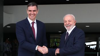 El jefe de Gobierno español, Pedro Sánchez, y el presidente de Brasil, Lula da Silva, en su encuentro en el Palacio del Planalto. El jefe de Gobierno español, Pedro Sánchez, y el presidente de Brasil, Lula da Silva, en su encuentro en el Palacio del Planalto.