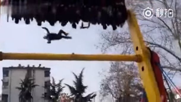 Un hombre murió al caer desde un juego en un parque de diversiones