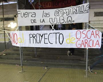 Toma en el Colegio Nacional Buenos Aires en rechazo a una reforma