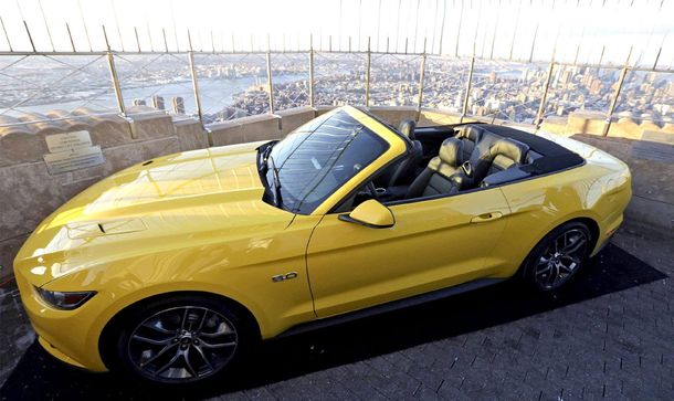 A 50 años de su lanzamiento, suben un Mustang al Empire State