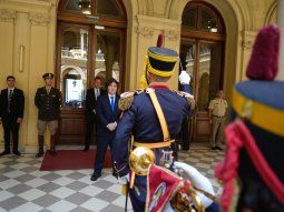 en medio de la polemica por el sable de san martin, javier milei saludo a los granaderos en casa rosada en medio de la polemica por el sable de san martin, javier milei saludo a los granaderos en casa rosada