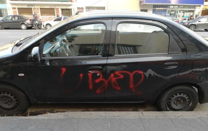 Imagen de otro ataque de taxistas a autos sospechados de ser Uber