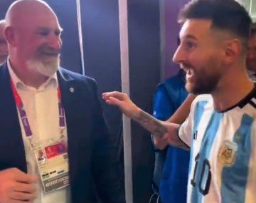 La reacción de Messi al ver al Kun antes de que le entregue el premio al mejor jugador