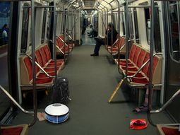 Mirá los objetos más insólitos que la gente se olvida al bajar del subte