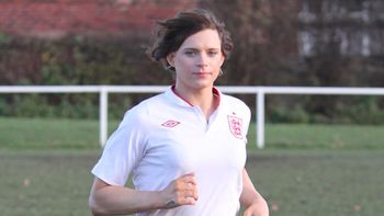 escandalo: prohiben a una transexual jugar al futbol en inglaterra escandalo: prohiben a una transexual jugar al futbol en inglaterra