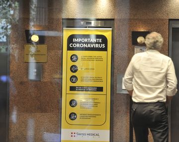 La puerta de entrada del centro de salud en el que est&aacute; internado el primer paciennte con coronavirus en Argentina confirmado por Gin&eacute;s Gonz&aacute;lez Garc&iacute;a