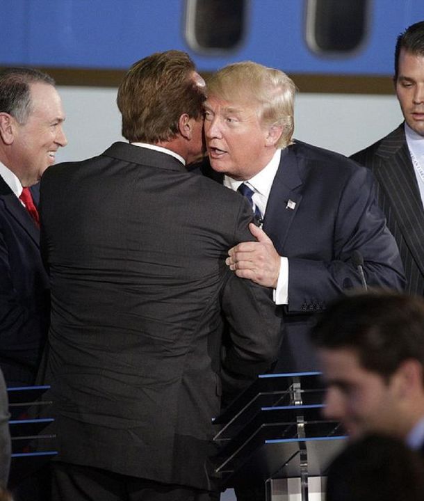 Donald Trump abrazando a un hombre