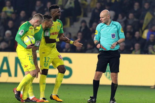 Los jugadores del Nantes pidiendo explicaciones ante la increíble decisión de Chapron