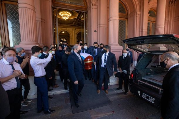 Vuela el barrilete cósmico: Maradona descansa con Doña Tota y Don Diego