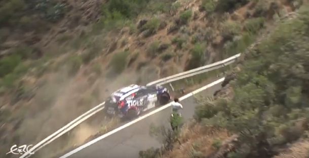 El polaco estuvo a centímetros de caer al precipicio