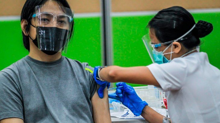 Presidente amenaza con inmunizar dormidos a quienes rechazan las vacunas