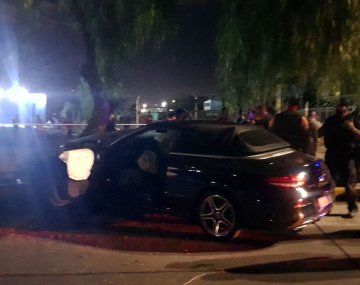 Un Mercedes atropelló y mató a dos jóvenes en una rotonda