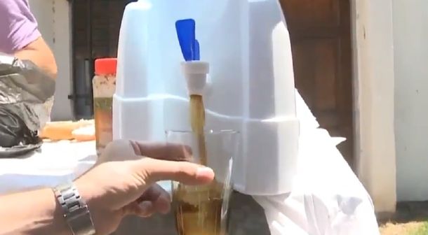 Una más del Jesucristo cordobés: el hincha de Belgrano transforma agua en fernet