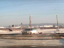 video: se tiro de un auto y casi lo atropella un tren video: se tiro de un auto y casi lo atropella un tren