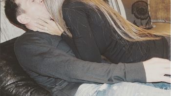 lionel messi y su mujer festejaron san valentin con un apasionado beso lionel messi y su mujer festejaron san valentin con un apasionado beso