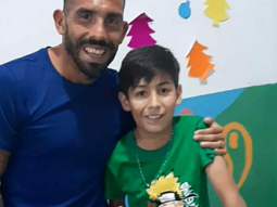 El nene que hace tortas conoció a Carlitos Tevez