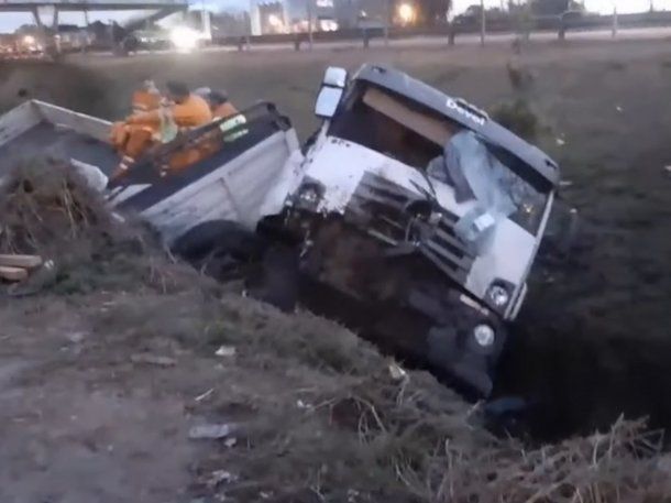 Impresionante vuelco de un camión en la Panamericana