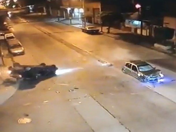 Video: cruzó el semáforo en rojo, chocó a un auto y mató a una chica