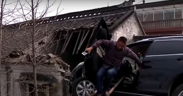 Perdió el control del auto y terminó en el techo de una casa