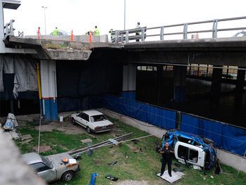 Boedo: un automóvil cayó de la Autopista 25 de Mayo
