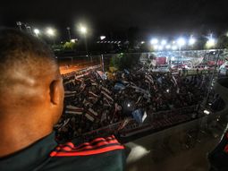 Masivo banderazo de hinchas de River en la previa al Superclásico