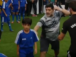 El nene siguió como si nada hubiera pasado y el 10 lo fue a encarar El nene siguió como si nada hubiera pasado y el 10 lo fue a encarar