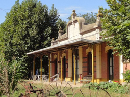 Escapadas en Buenos Aires: el pueblo rural de 350 habitantes con una antigua estación de tren