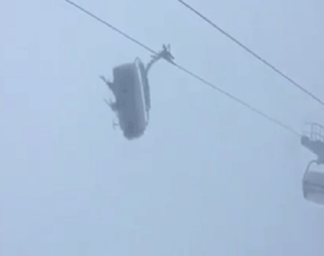 La pesadilla de dos esquiadores que quedaron atrapados en una aerosilla con fuertes vientos