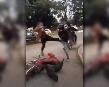 Escándalo en Tucumán: un juez de Familia agarró a patadas a un motociclista