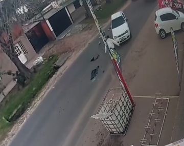 El portón abierto de un vehículo municipal chocó a un coche estacionado.