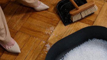 Truco casero: los motivos de poner papel de aluminio en la escoba Truco casero: los motivos de poner papel de aluminio en la escoba