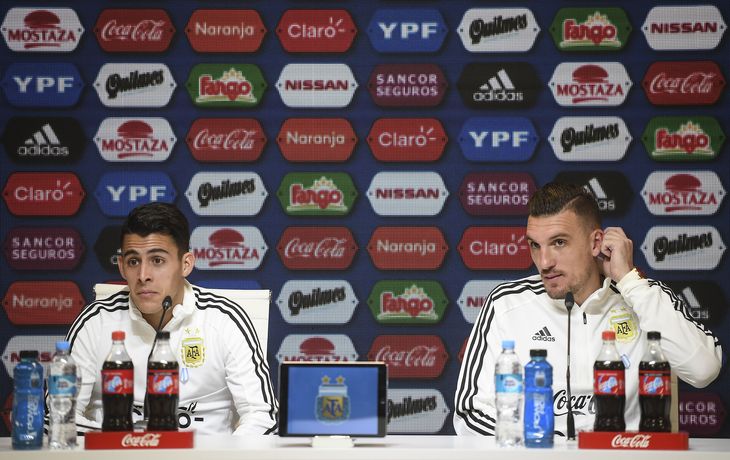 Cristian Pavón y Franco Armani durante la conferencia de prensa en el predio de la AFA