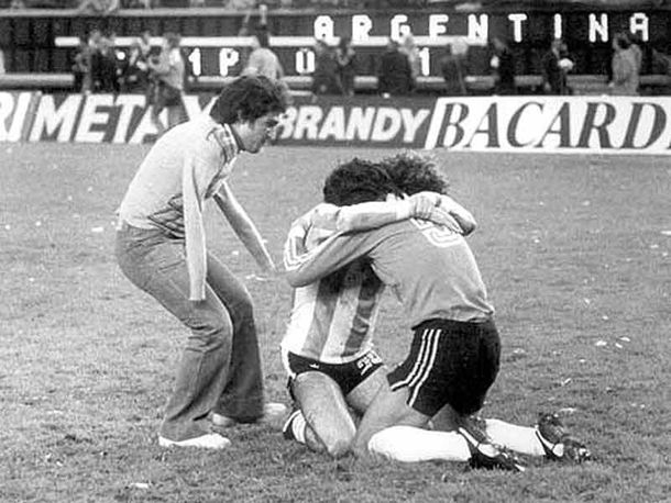 Tras 36 años, se reeditó el famoso abrazo del Mundial 78