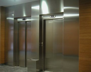 Japón evalúan poner inodoros a los ascensores