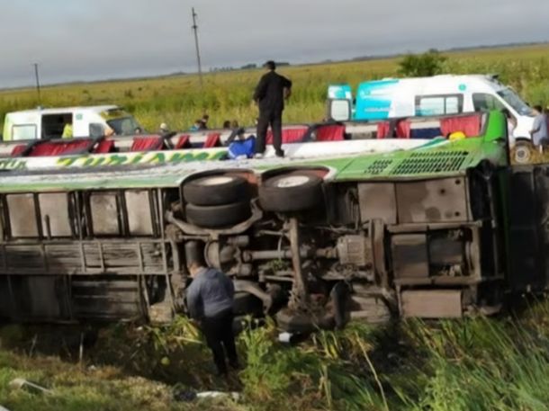 Vuelco de un micro en Ruta 2 dejó al menos dos muertos y varios heridos