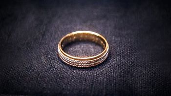 buscan en la web al dueno de esta alianza rescatada del mar buscan en la web al dueno de esta alianza rescatada del mar