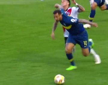 El tremendo codazo de Cardona a Enzo Pérez