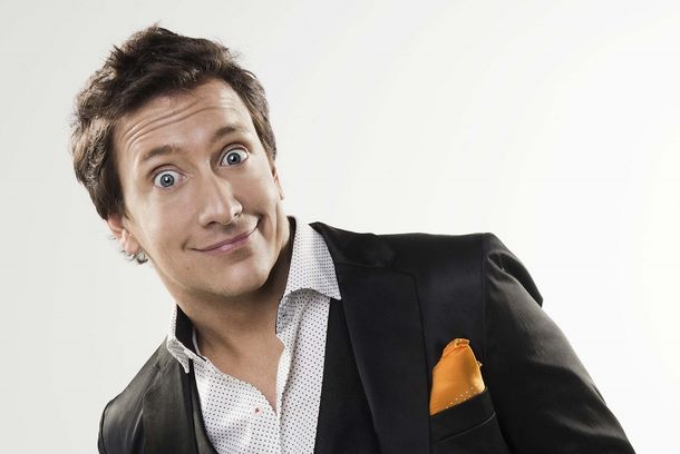 Nico Vázquez presenta la promo de su nuevo programa Como anillo al dedo