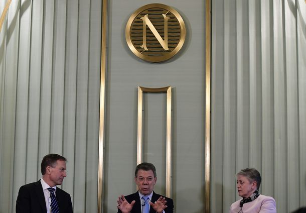 El presidente colombiano Juan Manuel Santos con los miembros del comité que otorga el Premio Nobel