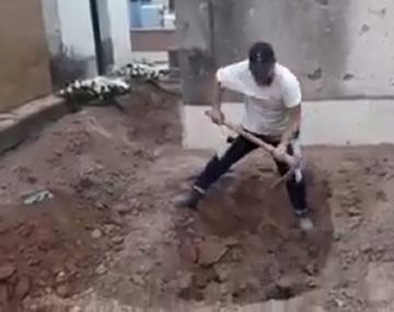 Sepultureros no dan a basto: denuncian que muertos por coronavirus deben ser enterrados por sus propios familiares