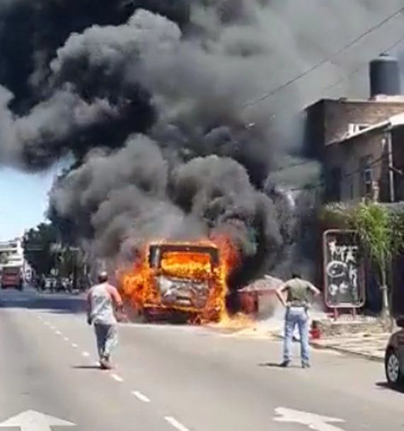 Impactante incendio de un colectivo en Morón