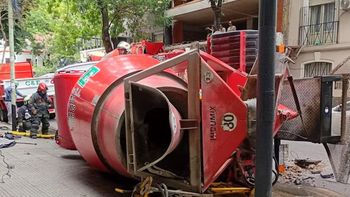 un camion con cemento volco y el conductor quedo atrapado en villa urquiza un camion con cemento volco y el conductor quedo atrapado en villa urquiza