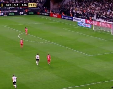 Inédita jugada en Argentinos-Corinthians: hizo jueguitos y fue amonestado