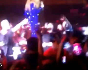 Una famosa cantante pop echó a un fan por tocarle la cola