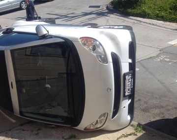 Nueva moda vandálica: dan vuelta autos Smart