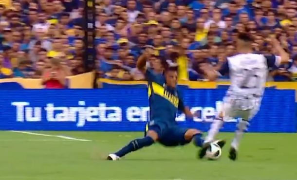 A buscar la gamba al Riachuelo: la falta por la que a Fabra le pusieron sólo amarilla