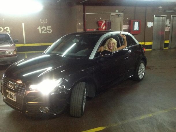 Le duró poco: Vicky Xipolitakis chocó su auto nuevo