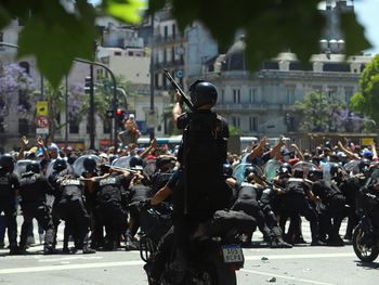 Nación denunció al Gobierno de la Ciudad por la represión en el velatorio de Maradona