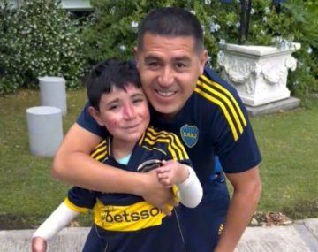 Riquelme emocionó a un pequeño hincha de Boca que lucha contra una dura enfermedad